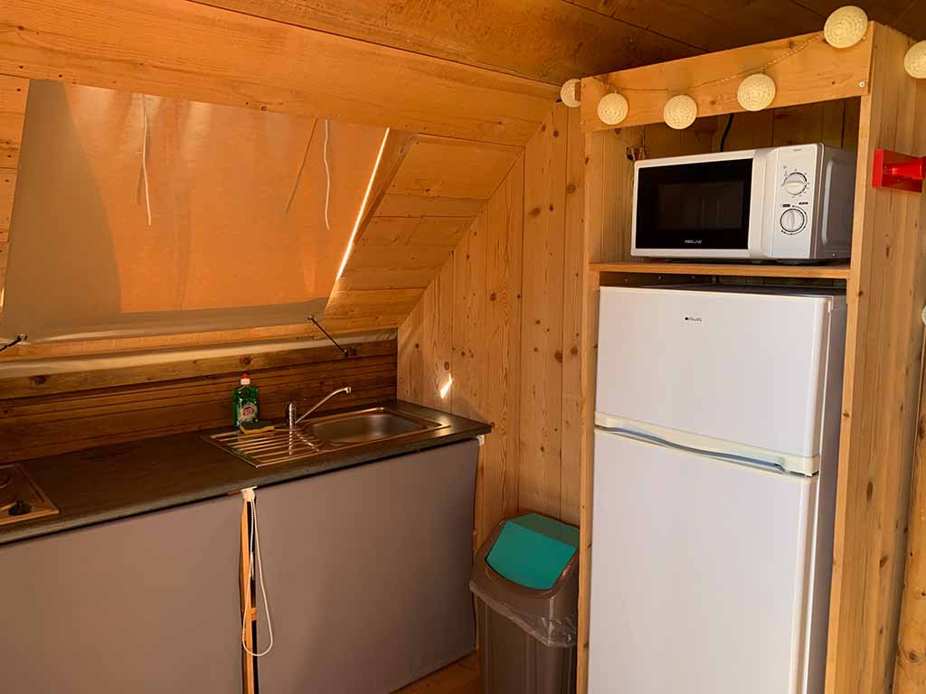 coin cuisine tente trappeur location vacances insolites dans le Doubs